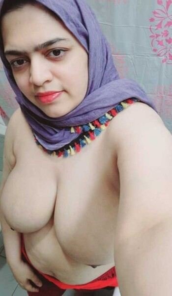 Paki super milf bhabi pak xxx video showing her big tits milk tank