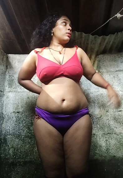 Tamil-milk-tanker-bbw-mallu-aunty-removing-bra-nude-bath.jpg